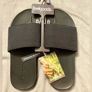 Men’s Feelgoodz Flops Medium Size 8-9,Charcoal